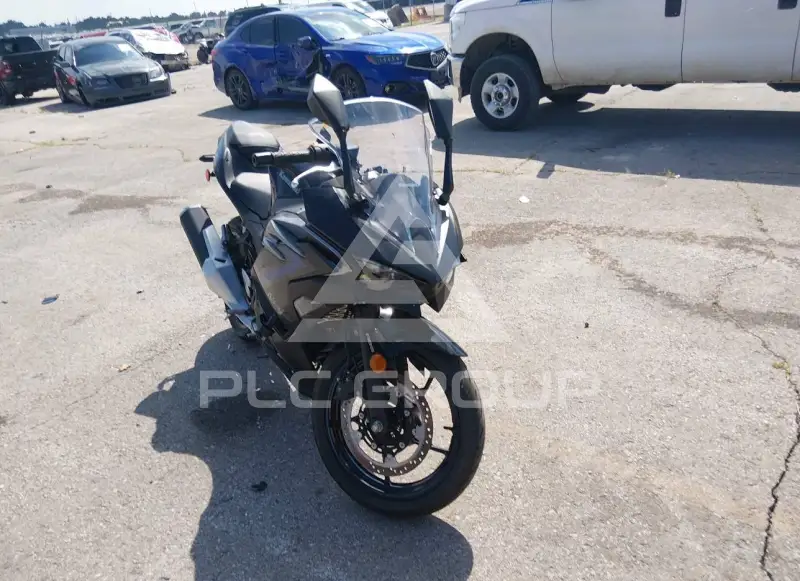 2025 Kawasaki EX500 photo