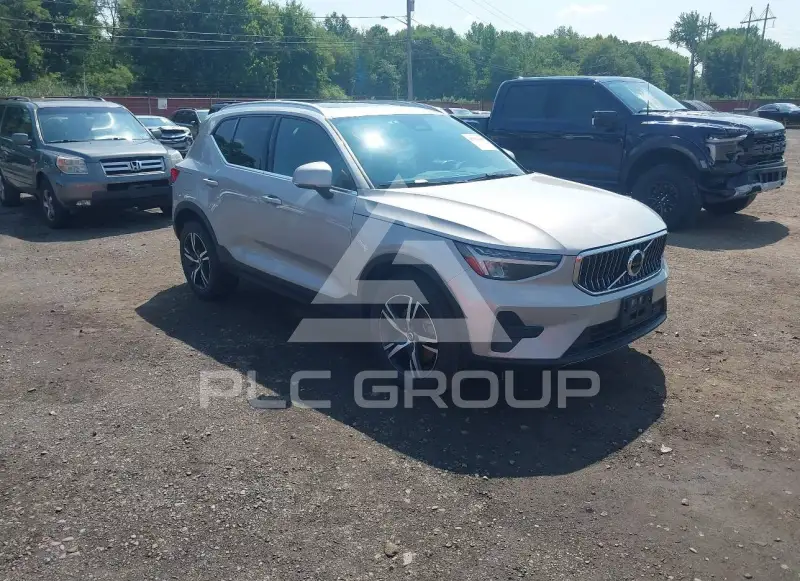 2025 Volvo XC40 photo