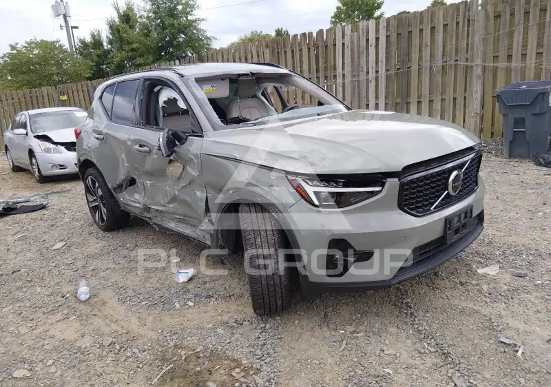 2025 Volvo XC40 фото