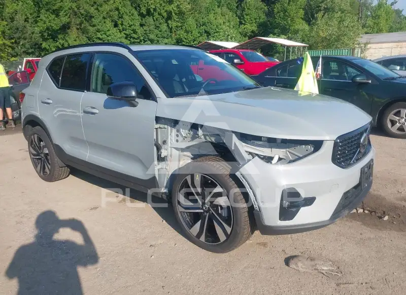 2025 Volvo XC40 photo
