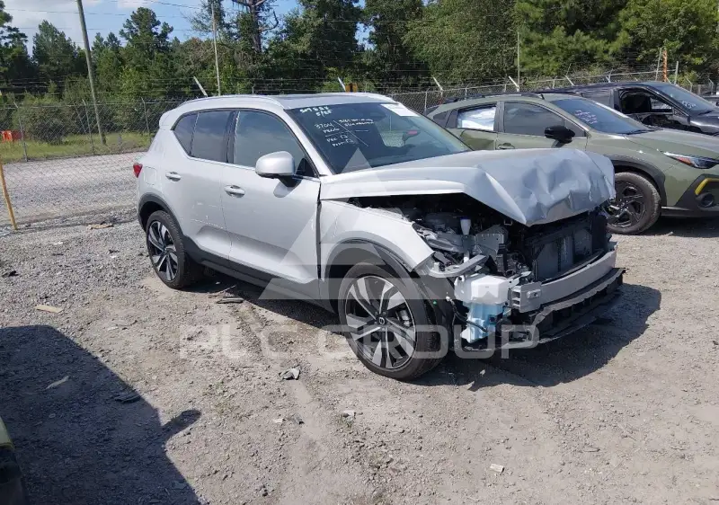 2025 Volvo XC40 фото