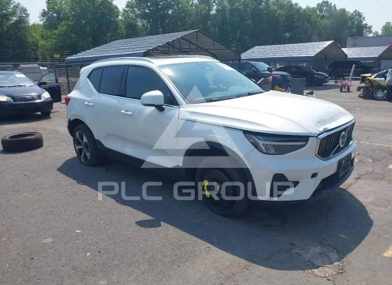 2025 Volvo XC40 фото