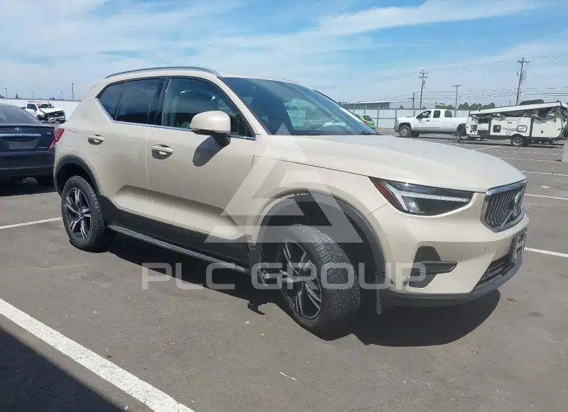 2025 Volvo XC40 фото