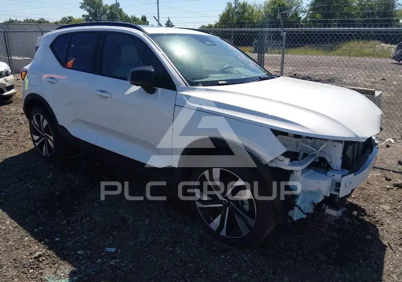 2025 Volvo XC40 фото