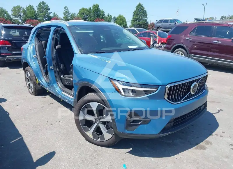 2025 Volvo XC40 photo