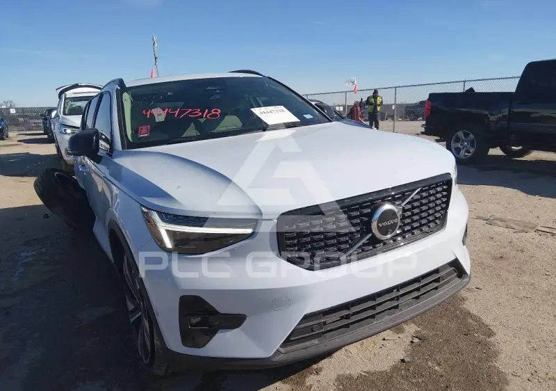 2025 Volvo XC40 фото