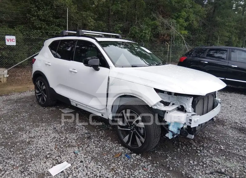 2025 Volvo XC40 фото