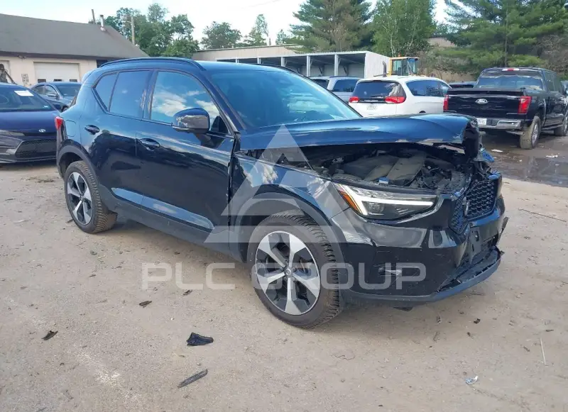 2025 Volvo XC40 photo