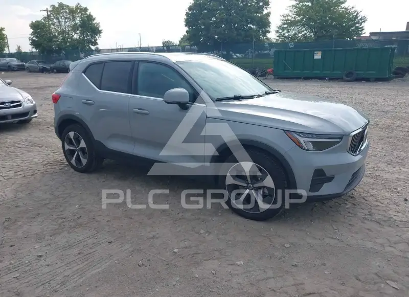 2025 Volvo XC40 фото