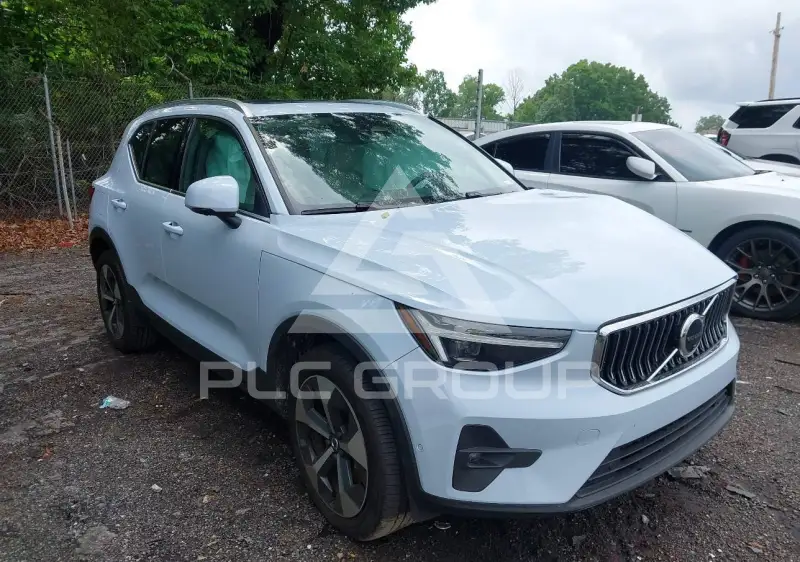 2025 Volvo XC40 фото