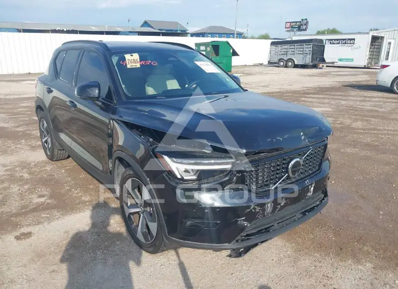 2025 Volvo XC40 фото