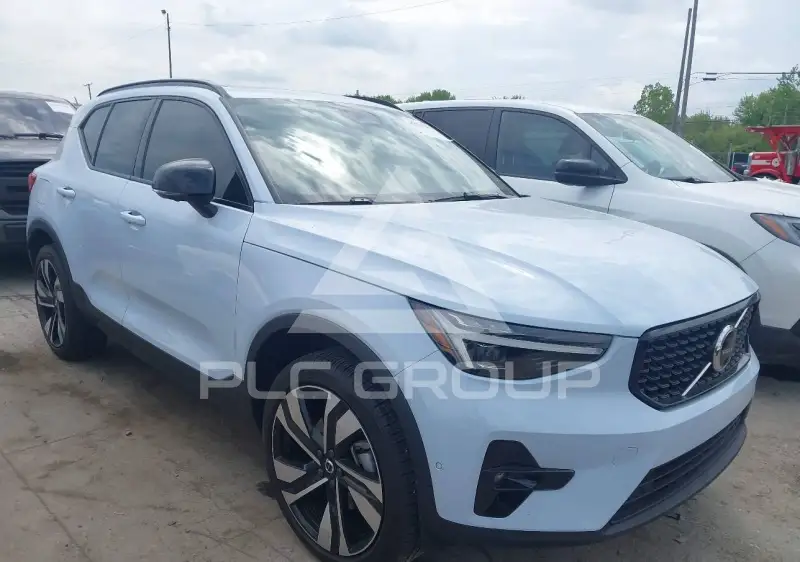 2025 Volvo XC40 фото
