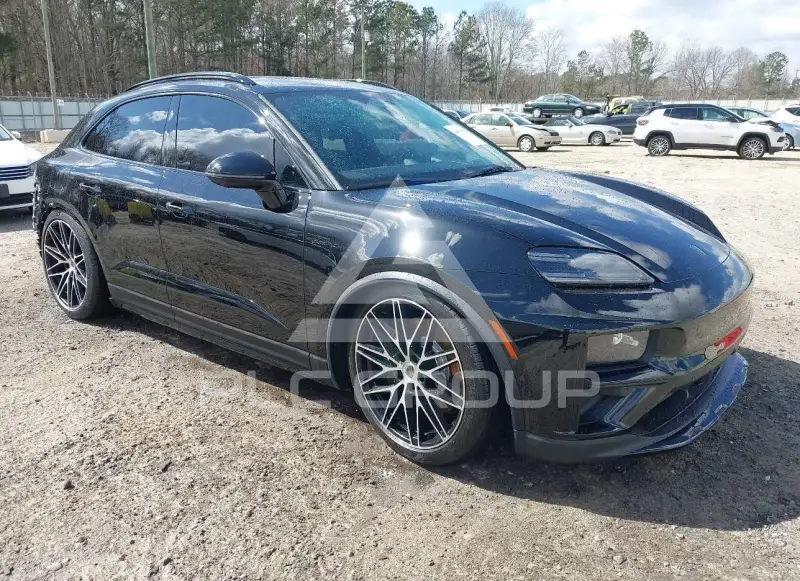 2025 Porsche MACAN photo