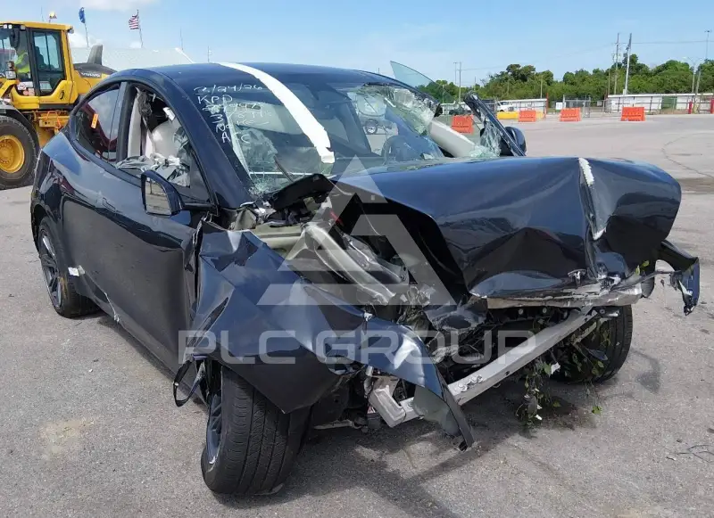 2025 Tesla Model Y фото