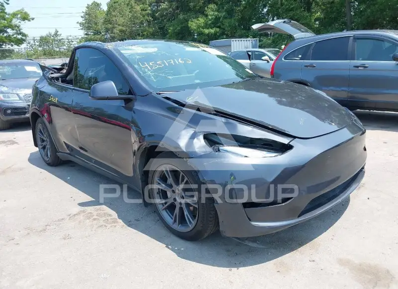 2025 Tesla Model Y фото