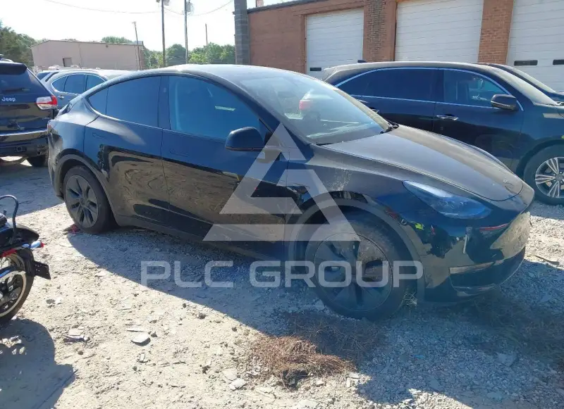 2025 Tesla Model Y фото
