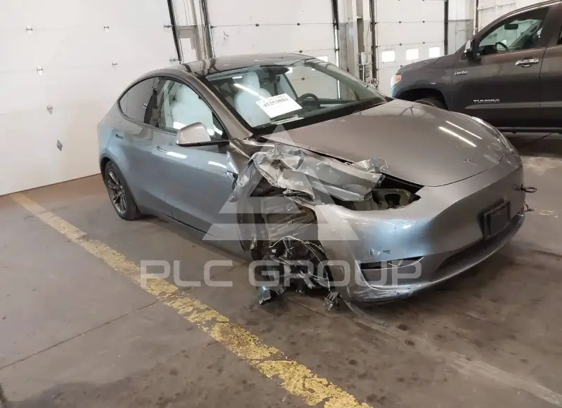 2025 Tesla Model Y фото