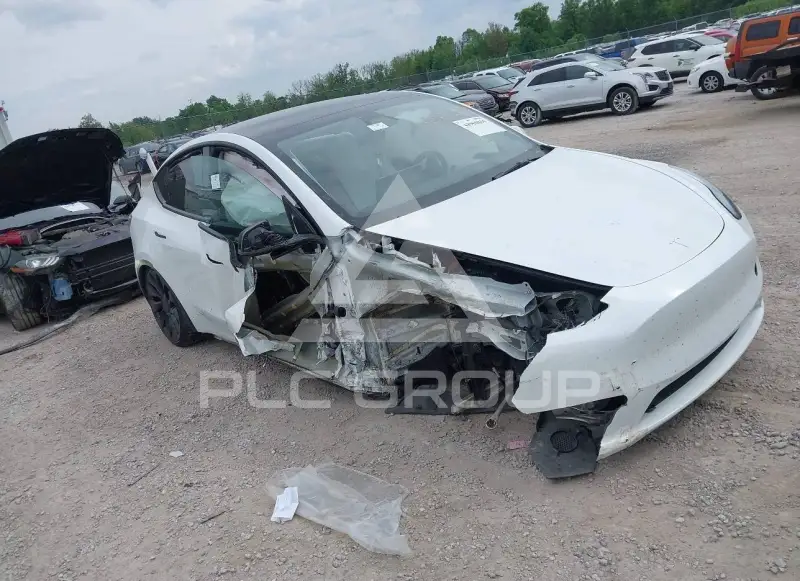2025 Tesla Model Y фото
