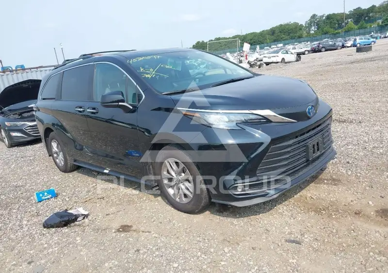 2025 Toyota SIENNA photo