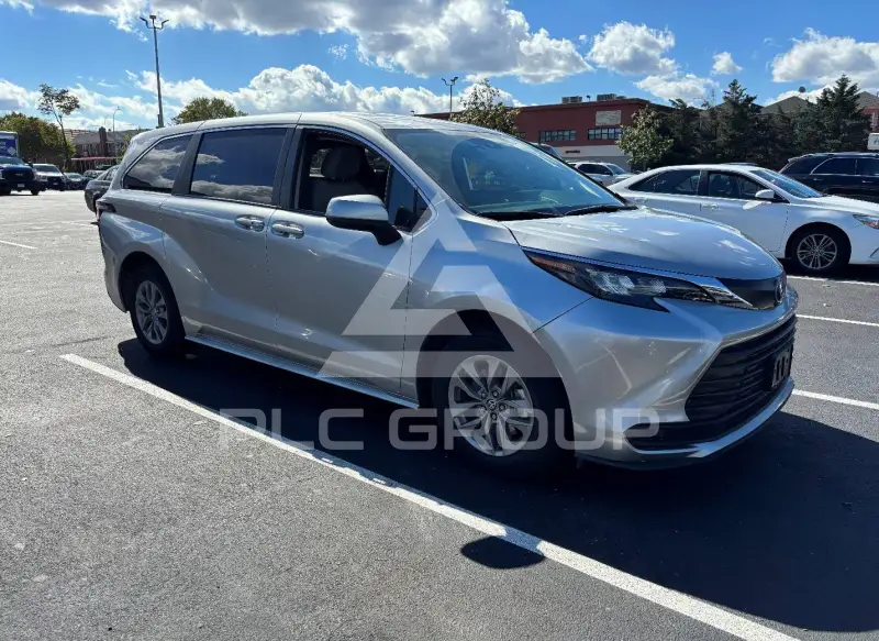 2025 Toyota SIENNA фото