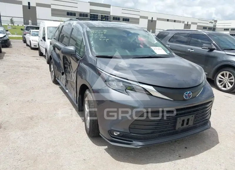 2025 Toyota SIENNA фото