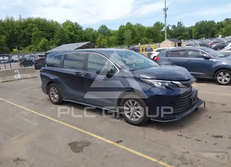 2025 Toyota SIENNA photo