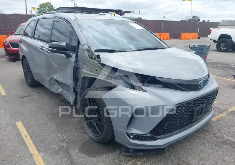 2025 Toyota SIENNA фото