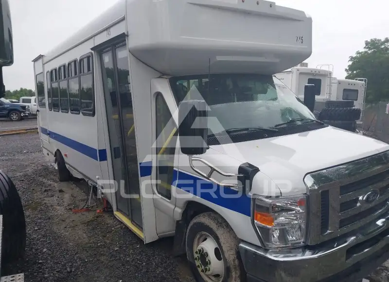 2025 Ford E-450 фото