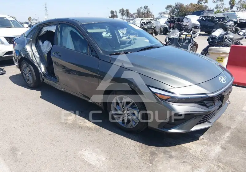 2025 Hyundai Elantra photo