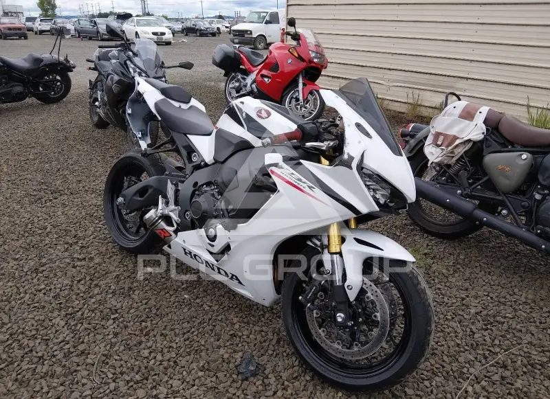 2026 Honda CBR1000 фото