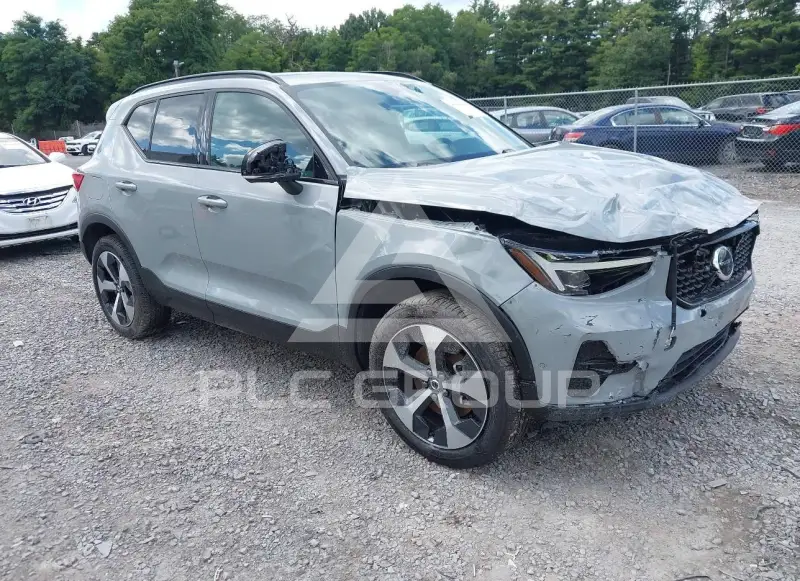 2026 Volvo XC40 фото