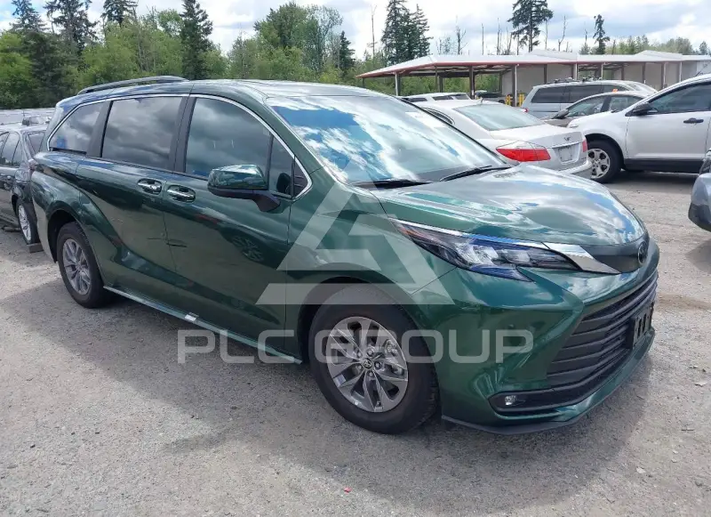 2026 Toyota SIENNA фото