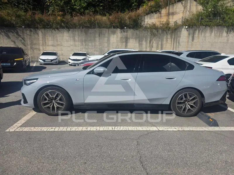 2025 BMW 523M