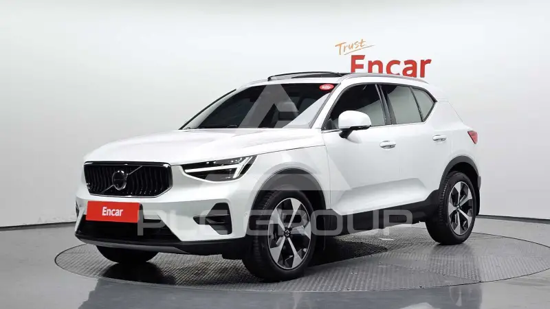 2025 Volvo XC40