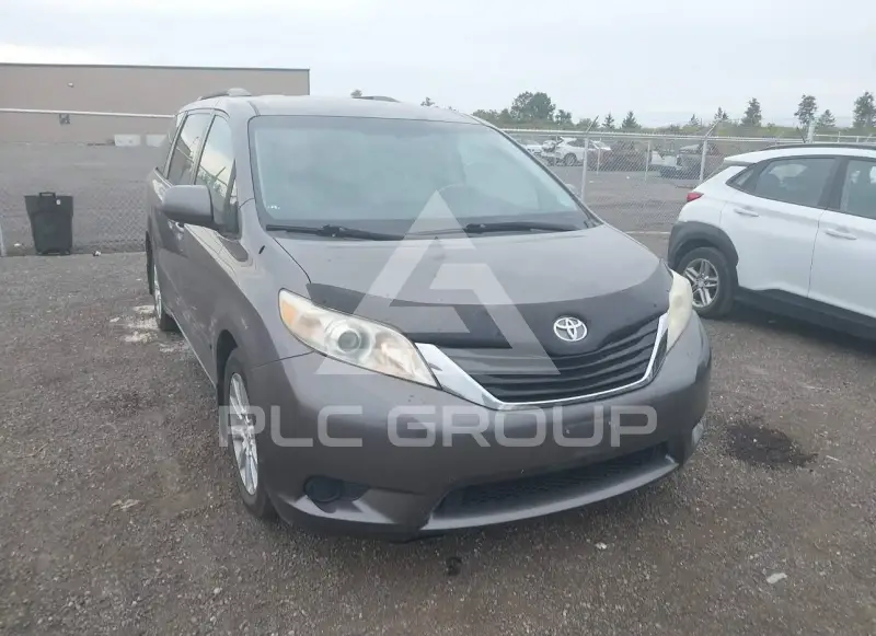 2011 Toyota SIENNA фото