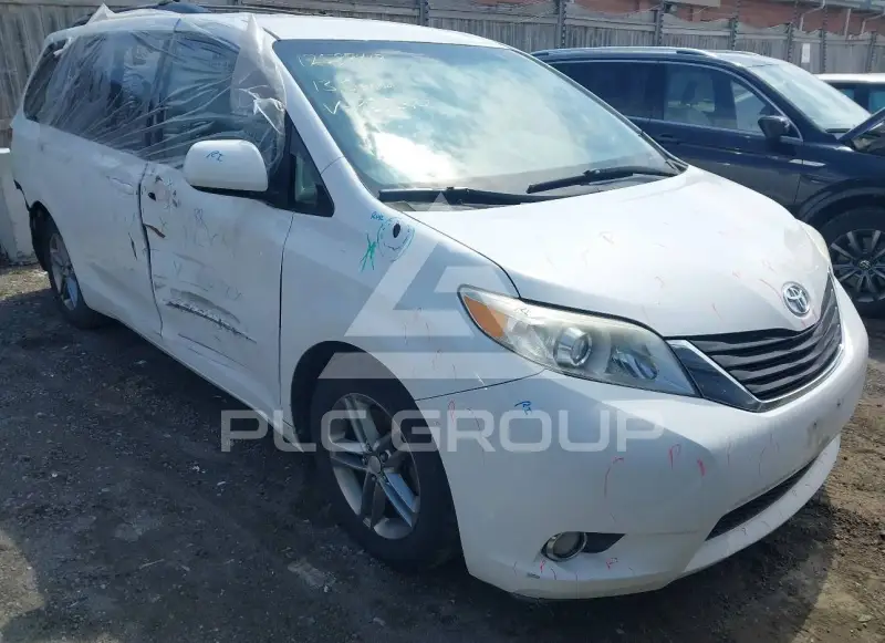 2013 Toyota SIENNA photo