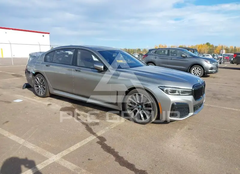 2021 BMW 750 фото
