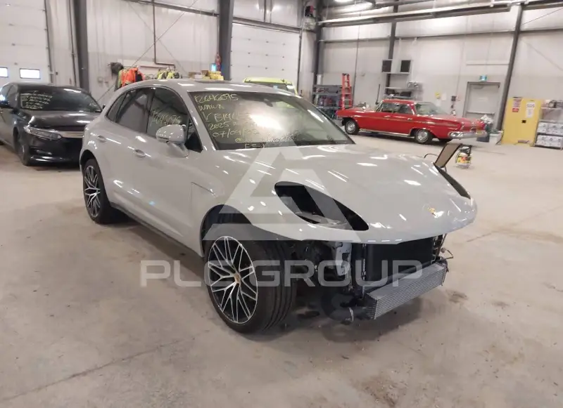 2025 Porsche MACAN photo
