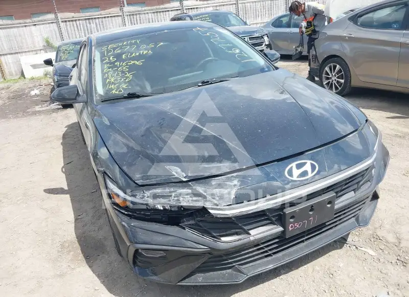 2025 Hyundai Elantra photo