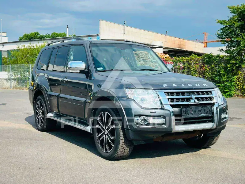 2018 Mitsubishi PAJARO
