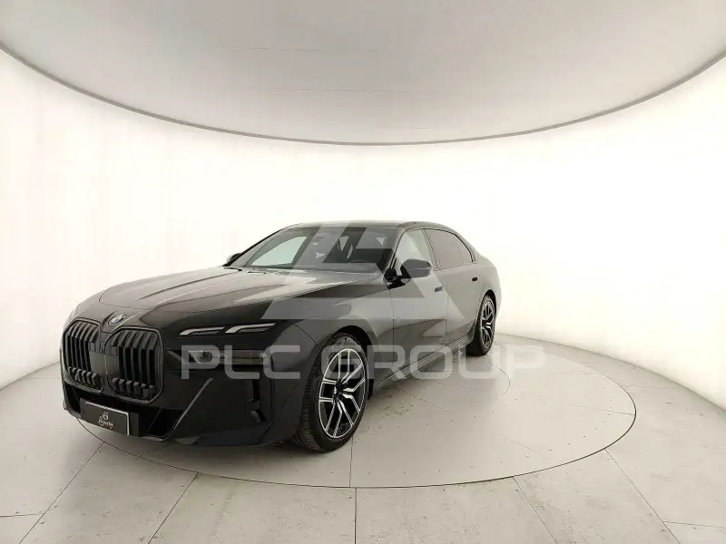 2025 BMW 740
