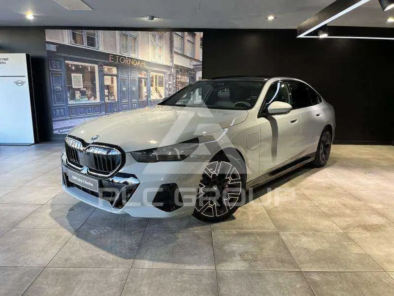 2025 BMW 530