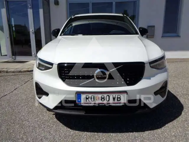2025 Volvo XC40