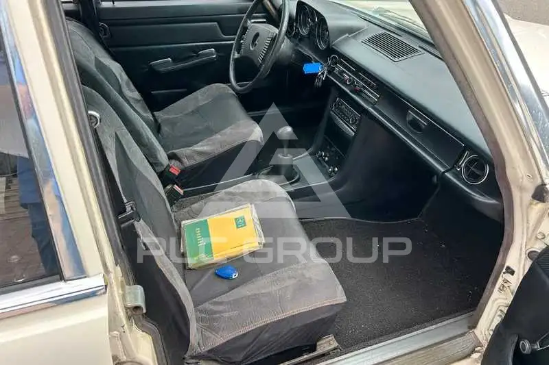 1974 Mercedes Benz 200