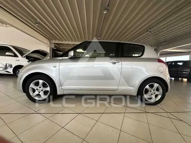2005 Suzuki SWIFT