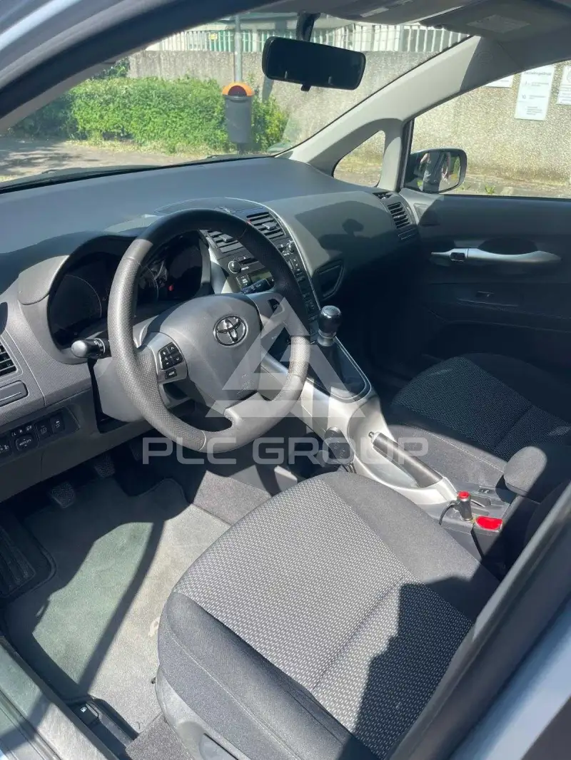 2011 Toyota AURIS