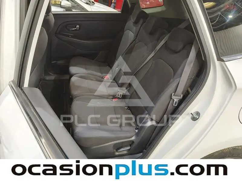 2016 KIA Carens