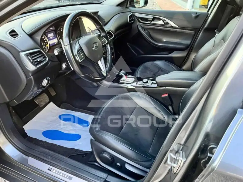 2017 Infinity Q30