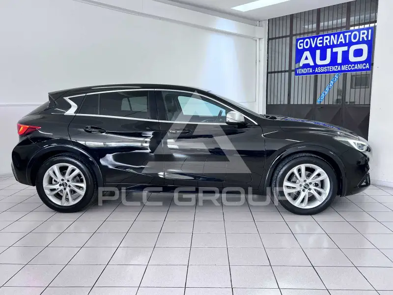 2017 Infinity Q30