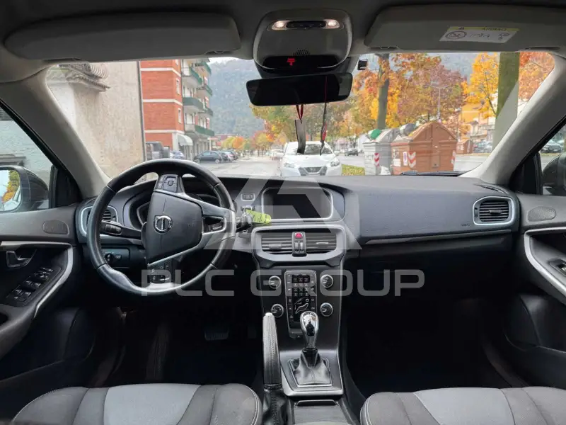 2017 Volvo V40